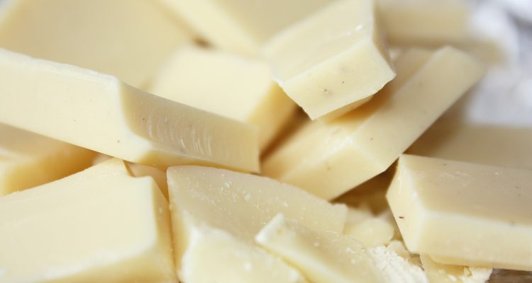 pedaços de chocolate branco